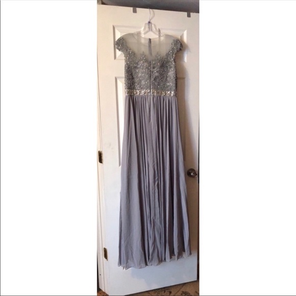 Elegant Silver A-line Gown👗 - Picture 4 of 5